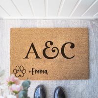 Personalisierte Kokos Fußmatte "Initialen & Vierbeiner' | Geschenk Zum Einzug Hochzeitsgeschenk Türmatte Haustier Hund Katze von Buchstabenkult