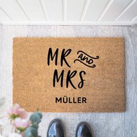 Personalisierte Kokos Fußmatte "Mr & Mrs Caps' | Geschenk Einzug Hochzeitsgeschenk Türmatte Fussmatte Mr Buchstabenkult von Buchstabenkult