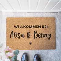 Personalisierte Kokos Fußmatte "Willkommen Bei Herz' | Indoor Matte Geschenk Zum Einzug Hochzeitsgeschenk Türmatte von Buchstabenkult