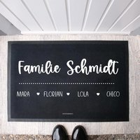 Personalisierte Stoff Fußmatte "Alle Namen" -Schwarz - | Indoor Matte Geschenk Zum Einzug Hochzeitsgeschenk Türmatte Individuell von Buchstabenkult