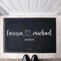 Personalisierte Stoff Fußmatte Herzchen Verbindung -Schwarz - | Indoor Matte Geschenk Zum Einzug Hochzeitsgeschenk Türmatte Individuell von Buchstabenkult