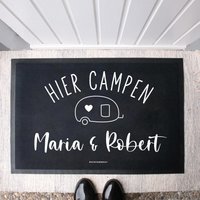 Personalisierte Stoff Fußmatte Hier Campen -Schwarz - | Indoor Matte Geschenk Zum Einzug Hochzeitsgeschenk Türmatte Individuell von Buchstabenkult