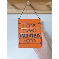 Halloween Schild Wandkunst Dekor, Home Sweet Haunted Home, Wandbehang Wohndekoration Geschenk von BucikoCraft