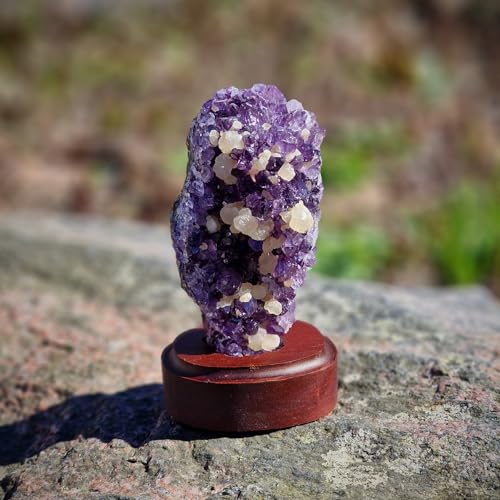 Budawi® Amethyst Drusen Stück mit Calcit im Holzsockel – Edles Naturstück, Kristall Deko für Meditation, Energiearbeit & als Geschenk von Budawi