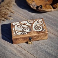 Handgefertigte Holzbox Mit Schloss Holzkiste Aus Mangoholz Weiß Gebeizt Motiv Lebensbaum Schmuckkästchen Aufbewahrungsbox von Budawi