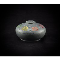 Handgefertigte Räucherschale Aus Grauem Speckstein Mit Blumengravur in Den 7 Chakrenfarben von Budawi