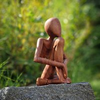 Handgeschnitzte Holzfigur „Denker" Aus Suarholz - 30 cm | Moderne Abstrakte Skulptur Sitzende Figur Naturholz Deko-statue Handgeschnitzte Holzfigur „Denker" Aus Suarholz - 30 cm | Moderne Abstrakte Skulptur Sitzende Figur Naturholz Deko-statue von Budawi