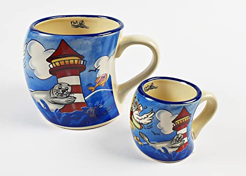 2er Set Moin Moin Becher + Mini Becher schiefe Tasse bauchig Robbe Leuchtturm Möwe Souvenir schräg 2er Set Moin Moin Becher + Mini Becher schiefe Tasse bauchig Robbe Leuchtturm Möwe Souvenir schräg von Buddel-Bini
