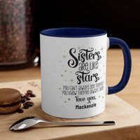 Schwestern Sind Wie Sterne Kaffeebecher, Sie Können Sie Nicht Immer Sehen, Aber Wissen, Dass Da Und Bereit Sind, Zu Sprechen, Wann Müssen Schwestern Sind Wie Sterne Kaffeebecher, Sie Können Sie Nicht Immer Sehen, Aber Wissen, Dass Da Und Bereit Sind, Zu Sprechen, Wann Müssen von BudsMugs