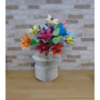 Gefaltete Buchvase Mit Bunten Kusudama-Blumen // Dekoration Vase Papierblumen Geschenk von Buechertruhe