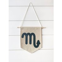 Benutzerdefinierte Sternzeichen Banner - Hängendes Wandschild, Astrologie Flagge von BuiltByNana