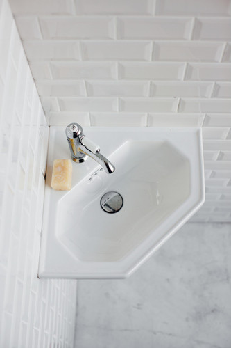 Eckwaschbecken Retro/Vintage Serie Burlington Weiß von Burlington Bathrooms von Burlington Bathrooms