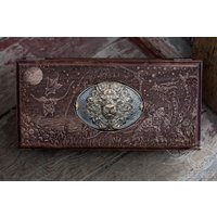 Benutzerdefinierte Stilvolle Holzkiste | Löwendose Gravierte Holzbox Vintage Schmuckschatulle Herren Erinnerungsbox von BurnEx