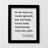 F. Scott Fitzgerald - The Great Gatsby Floating-Zitat So Schlagen Wir Auf Booten Gegen Den Strom Zurück, Der Unaufhörlich in Vergangene Klassiker von BurntBranch