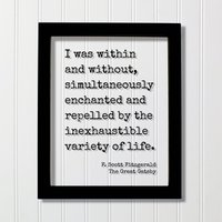 F. Scott Fitzgerald - The Great Gatsby Ich War Innerhalb Und Außerhalb Gleichzeitig Verzaubert Abgestoßen Von Der Unerschöpflichen Vielfalt Des von BurntBranch