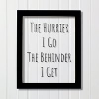 Floating Zitat - The Hurrier I Go Behinder Get Lustiger Druck Scherz Wandkunst Transparenz Modern Minimalistisch Der Gebrannte Zweig von BurntBranch