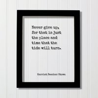 Harriet Beecher Stowe - Floating Zitat Never Give Up, Denn Genau Das Ist Der Ort Und Die Zeit, in Sich Blatt Wenden Wird Perseverance Work Hard Harriet Beecher Stowe - Floating Zitat Never Give Up, Denn Genau Das Ist Der Ort Und Die Zeit, in Sich Blatt Wenden Wird Perseverance Work Hard von BurntBranch