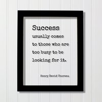 Henry David Thoreau - Erfolg Kommt Normalerweise Zu Denen, Die Beschäftigt Sind, Um Danach Suchen Floating-Zitat-Business-Motivation-Inspiration Henry David Thoreau - Erfolg Kommt Normalerweise Zu Denen, Die Beschäftigt Sind, Um Danach Suchen Floating-Zitat-Business-Motivation-Inspiration von BurntBranch
