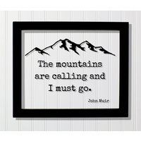 John Muir - Floating Spruch Die Berge Rufen Und Ich Muss Gehen Wildnis Wandern Camping Backpacking Forest Woods Cabin Schild Hütte John Muir - Floating Spruch Die Berge Rufen Und Ich Muss Gehen Wildnis Wandern Camping Backpacking Forest Woods Cabin Schild Hütte von BurntBranch