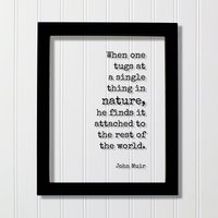 John Muir - Zitat Wenn Man An Einer Einzelnen Sache in Der Natur Zieht, Findet Er Sie Am Rest Welt Befestigt von BurntBranch