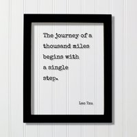Lao Tzu - Floating Zitat Die Reise Von Tausend Meile Beginnt Mit Einem Einzigen Schritt Travel Traveller Philosophie Taoismus Philosoph Acryl Lao Tzu - Floating Zitat Die Reise Von Tausend Meile Beginnt Mit Einem Einzigen Schritt Travel Traveller Philosophie Taoismus Philosoph Acryl von BurntBranch