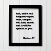 Matthäus 7 7 - Bitte, Und Dir Wird Gegeben; Suche, Du Wirst Finden; Klopfe Es Geöffnet Floating-Zitat-Schrift-Vers Matthäus 7 7 - Bitte, Und Dir Wird Gegeben; Suche, Du Wirst Finden; Klopfe Es Geöffnet Floating-Zitat-Schrift-Vers von BurntBranch
