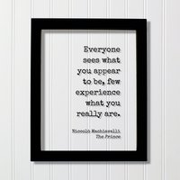 Niccolò Machiavelli - Der Prinz Jeder Sieht, Was Du Zu Sein Scheinst, Nur Wenige Erfahren, Wirklich Bist Floating Zitat Modern Minimalist Niccolò Machiavelli - Der Prinz Jeder Sieht, Was Du Zu Sein Scheinst, Nur Wenige Erfahren, Wirklich Bist Floating Zitat Modern Minimalist von BurntBranch