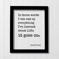 Robert Frost - Floating Statement in Drei Worten Kann Ich Alles Zusammenfassen, Was Über Das Leben Gelernt Habe Es Geht Weiter. Zitat Kunstdruck von BurntBranch