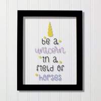Sei Ein Einhorn Auf Einem Feld Von Pferden - Floating Statement Beauty Motivationszitat Zeichen Be Unique Sei Ein Einhorn Auf Einem Feld Von Pferden - Floating Statement Beauty Motivationszitat Zeichen Be Unique von BurntBranch