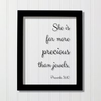 Sie Ist Weitaus Kostbarer Als Juwelen. - Sprüche 3110 Schwimmende Schrift Bibel Vers Dekor Christlich Weiblicher Glaube Gott Sie Ist Weitaus Kostbarer Als Juwelen. - Sprüche 3110 Schwimmende Schrift Bibel Vers Dekor Christlich Weiblicher Glaube Gott von BurntBranch