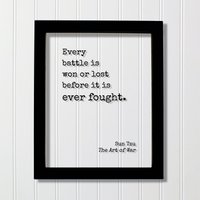 Sun Tzu - The Art Of War Floating Zitat- Jede Schlacht Ist Gewonnen Oder Verloren, Bevor Sie Jemals Ausgetragen Wird Kunstdruck Buch Motiviert von BurntBranch