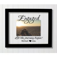 Verlobter Rahmen - Floating Frame Let The Reise Beginnen Personalisierte Benutzerdefinierte Namen Fotobilderrahmen Paar Verlobung Verlobte von BurntBranch