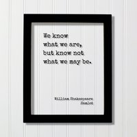 William Shakespeare - Floating Zitat Hamlet Wir Wissen, Was Wir Sind, Aber Wissen Nicht, Sein Können Mit Rahmen Gerahmtes Kunstschild Plaque Acryl William Shakespeare - Floating Zitat Hamlet Wir Wissen, Was Wir Sind, Aber Wissen Nicht, Sein Können Mit Rahmen Gerahmtes Kunstschild Plaque Acryl von BurntBranch