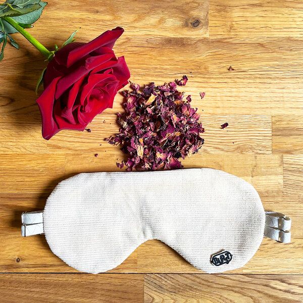 Burst Schlafmaske wahlweise mit Lavendel, Zirbenholz oder Rosenblütenblätter von Burst