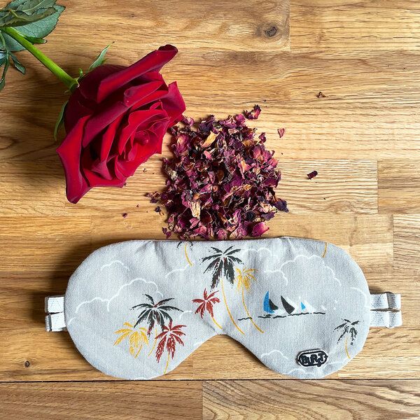 Burst Schlafmaske wahlweise mit Lavendel, Zirbenholz oder Rosenblütenblätter von Burst