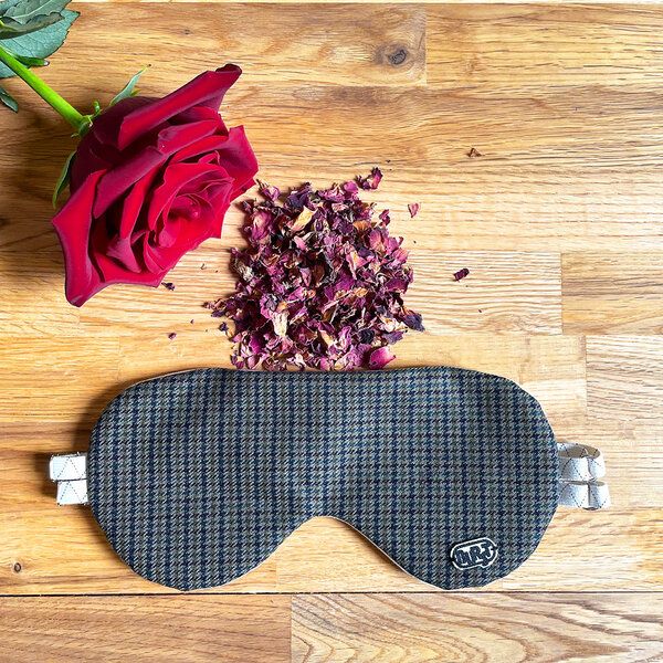 Burst Schlafmaske wahlweise mit Lavendel, Zirbenholz oder Rosenblütenblätter von Burst