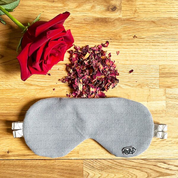 Burst Schlafmaske wahlweise mit Lavendel, Zirbenholz oder Rosenblütenblätter von Burst