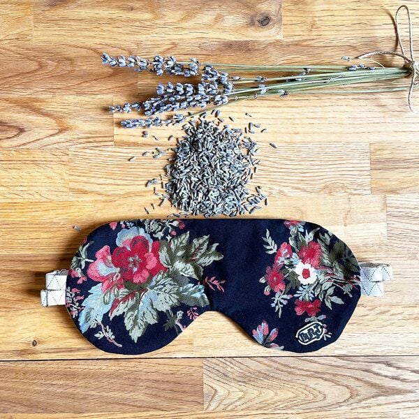 Burst Schlafmaske wahlweise mit Lavendel, Zirbenholz oder Rosenblütenblätter von Burst