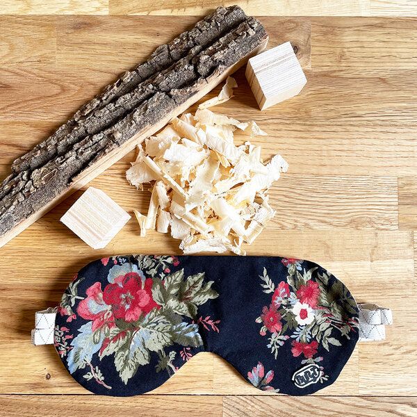 Burst Schlafmaske wahlweise mit Lavendel, Zirbenholz oder Rosenblütenblätter von Burst