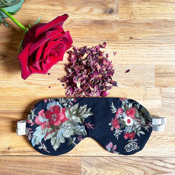 Burst Schlafmaske wahlweise mit Lavendel, Zirbenholz oder Rosenblütenblätter von Burst