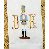 Bestickter Nussknacker Mit Monogramm, Dekor, Geschenk Geschenk, Bad Handtuch, Urlaub von BushelanAPeckEmb