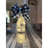 Life Is Better Bauernhaus Flasche von BusyBeazCreations