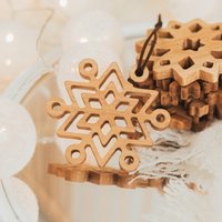 Holzuntersetzer-Set, Weihnachtsgeschenke, Weihnachtsverzierungen, Untersetzer Für Tassen, Geschenke Mama, Weihnachtsbaum-Schneeflocken von BusyPuzzle