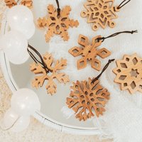 Set Von 8 Einzigartigen Massivholz-Schneeflocken. Christbaumschmuck. Urlaub Dekoration. Weihnachtsgeschenke. Geschenk Für Eltern. Schneeflocken Set von BusyPuzzle