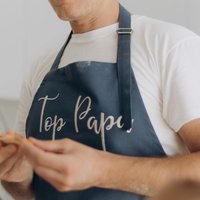 Top Papa Blau Schürze Vatertagsgeschenk Personalisierter Name Gestickte Wasserdichte Küchenschürze Für Erwachsene Anpassbare Mit Taschen Top Papa Blau Schürze Vatertagsgeschenk Personalisierter Name Gestickte Wasserdichte Küchenschürze Für Erwachsene Anpassbare Mit Taschen von BusyPuzzle