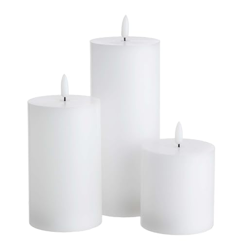BUTLERS 3er Set LED-Kerzen mit Timerfunktion -Nordic Light- Elektrische Echtwachs-Kerzen mit flackernder Flamme und Fernbedienung | Flammenlose Stumpenkerzen Lichter Batterie-betrieben von BUTLERS
