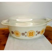 Vintage Pyrex | Town & Country Oval Auflaufform Mit Deckel 1970Er Jahre von ButtermilkKitchen