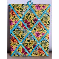 Handgemachte Stoff Pinnwand in Juwel Tönen Floral Handgemachte Stoff Pinnwand in Juwel Tönen Floral von Buttonhome