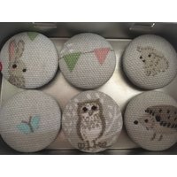 Handgemachte Stoffknopfmagnete Aus Sophie Allport Stoff von Buttonhome