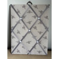 Handgemachte Stofftafel in Einem Bienenstoff von Buttonhome